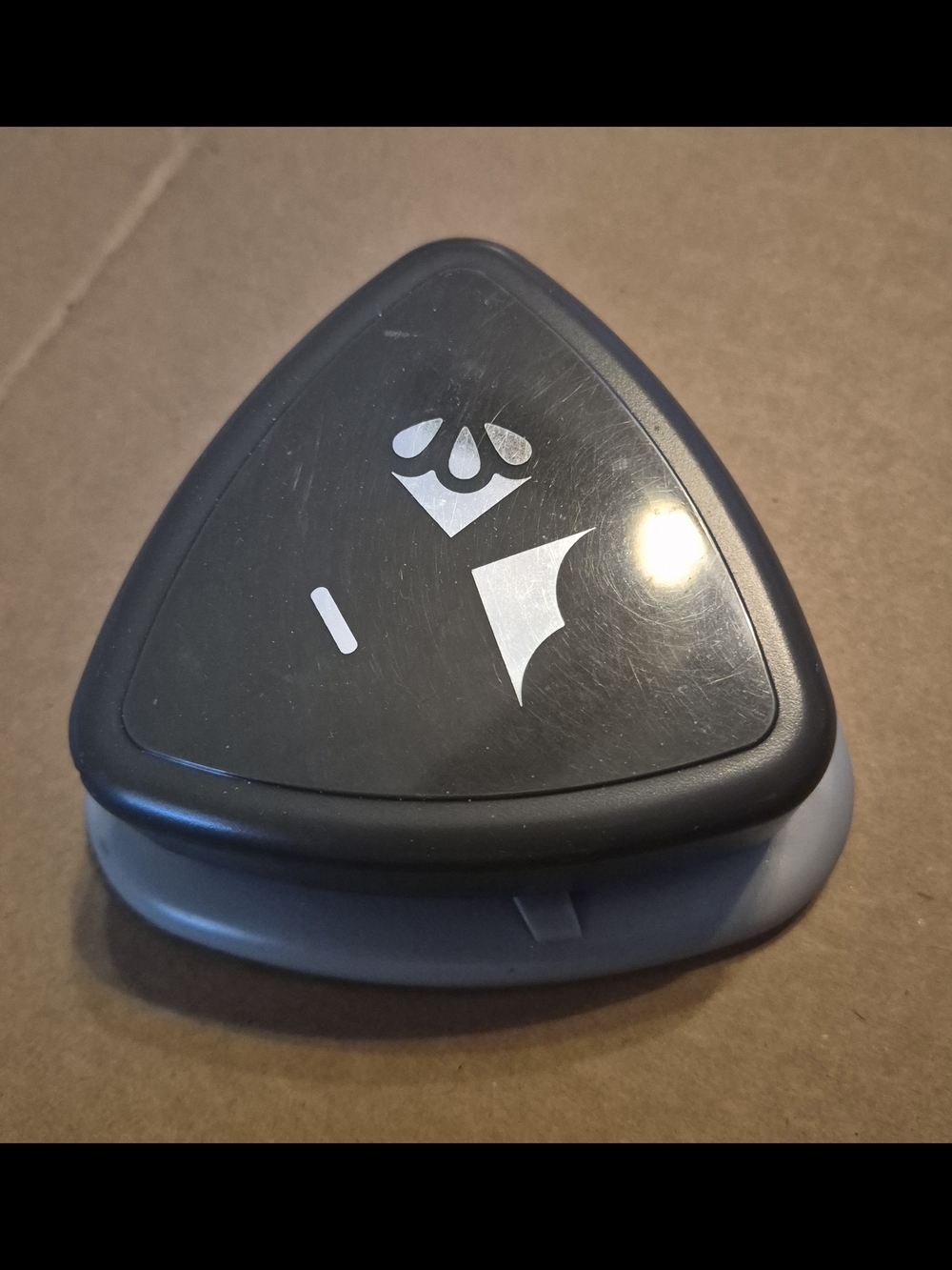 FISKARS Gray Triangular Corner Punch –‎